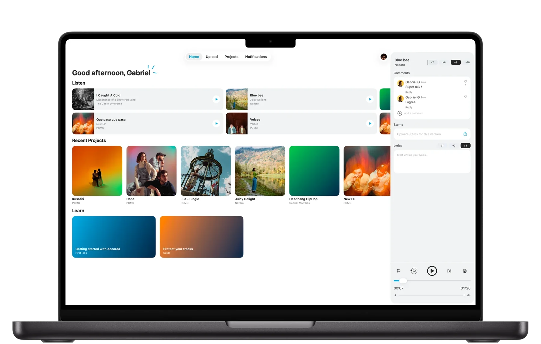 Accorda sur un MacBook : l'écran Accueil avec Écoute, Projets récents et Apprendre, et le panneau lecteur de Blue bee de Nazaro avec les versions v7 à v10, les commentaires, les stems et les paroles